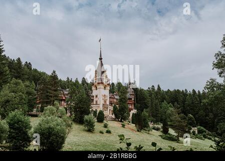 PELES IST EIN SCHLOSS DER NEORENAISSANCE IN DEN KARPATEN, IN DER NÄHE VON SINAIA, IM KREIS PRAHOVA, RUMÄNIEN, AN EINER BESTEHENDEN MITTELALTERLICHEN ROUTE, DIE SIEBENBÜRGEN UND WALACHIEN VERBINDET, DIE ZWISCHEN DEN JAHREN VON 1873 UND 1914 ERBAUT WURDE. Stockfoto