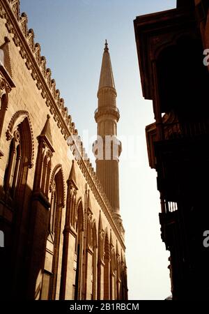 Reisefotografien - Minarett der Moschee Sayyidna Al Hussein im Basar Khan Al Khalili in Kairo in Ägypten in Nordafrika. Wanderlust Stockfoto