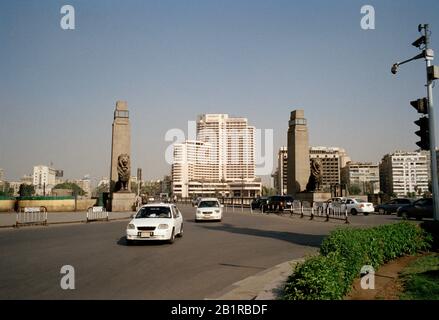 Reisefotografien - die Löwen der Qasr al-Nil Brücke überspannen den Nil in der Innenstadt von Kairo in Ägypten in Nordafrika. Wanderlust Stockfoto