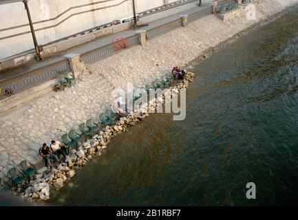 Reisefotografien - Menschen, die sich am Ufer des Nils in der Innenstadt von Kairo in Ägypten in Nordafrika entspannen. Wanderlust Stockfoto