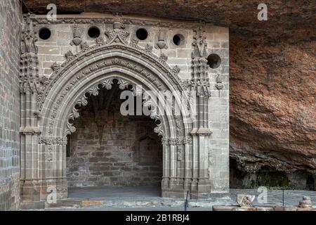 Im Kreuzgang des Klosters San Juan de la Peña in Huesca, Aragon, Spanien, Europa, befindet sich eine Kapelle im Gotischen Stil Stockfoto