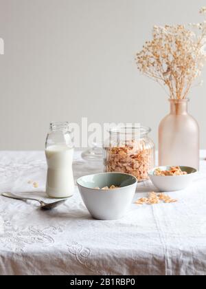 Einfacher Frühstückstisch mit Milch und Cornflakes Stockfoto