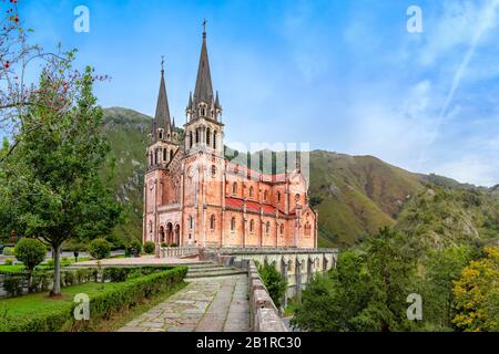 Neuromanische Basilika Santa Maria la Real de Covadonga in Asturien, Spanien Stockfoto