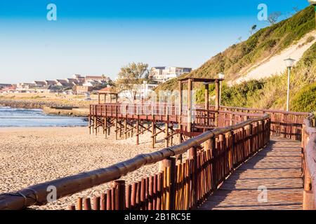 Gonubie, EAST LONDON SOUTH AFRICA - 8. Juli 2018: Spaziergang am frühen Morgen auf dem Gonubie Boardwalk neben dem Ozean bei Ebbe Stockfoto