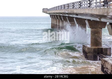 Port ELIZABETH, SÜDAFRIKA - 01. FEBRUAR 2020: Hai Rock Pier - Betonsteg über dem Meer am Summerstrand Beach, Port Elizabeth, South A Stockfoto