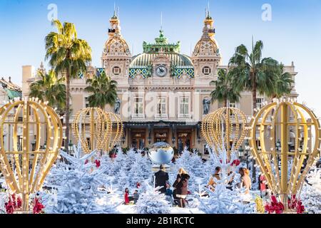 Monaco, Monte-Carlo, 25. Dezember 2019: Das Casino Monte-Carlo bei Sonnenuntergang, weiße Weihnachtsbäume, Hotel The Paris, sonniger Tag, Weihnachtsdekoratio Stockfoto