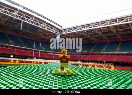 Eine Miniaturfigur des Rugbyspielers Gareth Thomas, eine der limitierten Custom-Figuren „Mini Welsh Legends“, die mit LEGO-Stücken geschaffen wurde, wird im Fürstentum Stadium in Cardiff enthüllt, um den Tag des heiligen David zu feiern. Stockfoto