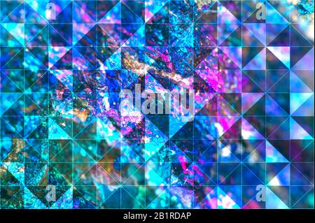 Bunter, abstrakter polygonaler Hintergrund von Isosceles-Dreiecken. Stockfoto