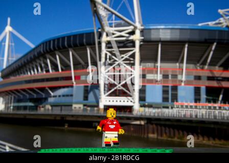 Eine Miniaturfigur des Rugbyspielers Gareth Thomas, eine der limitierten Custom-Figuren „Mini Welsh Legends“, die mit LEGO-Stücken geschaffen wurde, wird im Fürstentum Stadium in Cardiff enthüllt, um den Tag des heiligen David zu feiern. PA-Foto. Ausgabedatum: Donnerstag, 27. Februar 2020. Die exklusive Serie von fünf umfasst Gareth Bale, Gareth Thomas, Ruth Jones als Nessa, Sir Tom Jones und Dame Shirley Bassey und ist ab dem 1. März für eine Mindestspende von £5 im Einkaufszentrum von St. David erhältlich. Der gesamte Erlös geht an walisische Wohltätigkeitsorganisationen: Velindre, Pride Cymru, Ty Hafan, Stockfoto