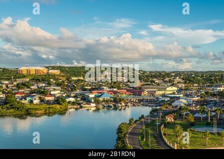 St. John's, Antigua und Barbuda - 19. Dezember 2018: Stadtbild der Insel St John's, Antigua, es ist Zeit der Dämmerung. Stockfoto