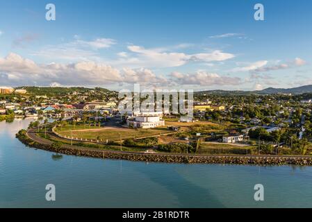 St. John's, Antigua und Barbuda - 19. Dezember 2018: Stadtbild der Insel St John's, Antigua. Das Mehrzweckkulturzentrum, das am Ufer sichtbar ist. Stockfoto