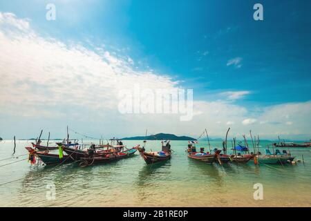 Ko Samui, Thailand - 2. Januar 2020: Authentische thailändische Fischerboote, die an einem hellen Tag am Thong Krut Beach in Taling Ngam angedockt sind Stockfoto