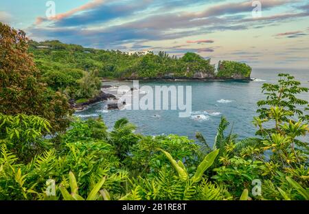 Eine wunderschöne abgeschiedene Bucht in der Nähe von Hilo, Hawaii, mit üppiger tropischer Vegetation und malerischer Landschaft. Stockfoto