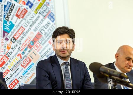 Rom, Italien. Februar 2020. Der italienische Gesundheitsminister Roberto Speranza nimmt an einer Fragestunde mit Fragen und Antworten an die ausländische Presse über Italiens Antwort auf den aktuellen Coronavirus Covid-19-Ausbruch in dem Land Teil, in dem es jetzt mehr als 400 bestätigte Fälle gibt Credit: Stephen Bisgrove/Alamy Live News Stockfoto
