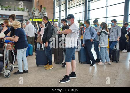 Menschen auf dem Flughafen Phnom Penh tragen medizinische Masken gegen Coronavirus Stockfoto