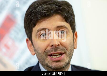 Rom, Italien. Februar 2020. Der italienische Gesundheitsminister Roberto Speranza nimmt an einer Fragestunde mit Fragen und Antworten an die ausländische Presse Teil, in der es um die Antwort Italiens auf den aktuellen Coronavirus Covid-19-Ausbruch in dem Land geht, in dem es inzwischen mehr als 400 bestätigte Fälle gibt. Kredit: Stephen Bisgrove/Alamy Live News Stockfoto