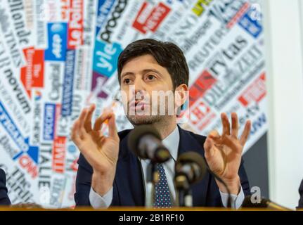 Rom, Italien. Februar 2020. Der italienische Gesundheitsminister Roberto Speranza nimmt an einer Fragestunde mit Fragen und Antworten an die ausländische Presse über Italiens Antwort auf den aktuellen Coronavirus Covid-19-Ausbruch in dem Land Teil, in dem es jetzt mehr als 400 bestätigte Fälle gibt Credit: Stephen Bisgrove/Alamy Live News Stockfoto