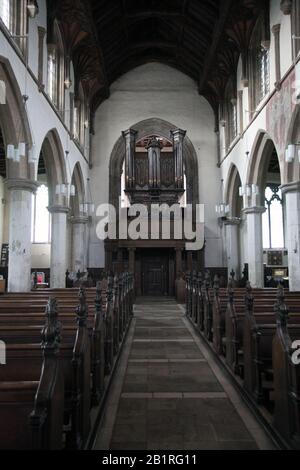 Das Langhaus und die Thomas Thamar Orgel aus St Michael die Erzengel Pfarrkirche von Framlingham, Suffolk, Großbritannien Stockfoto