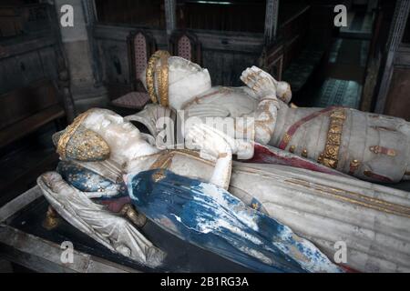 Das Bardolph-Grab, geschnitzte Alabaster-Effigien von Sir William d1441 (chamberlain to Henry VI) und seiner Frau. St. Mary's Church, Dennington, Suffolk, Großbritannien Stockfoto