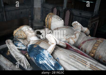 Das Bardolph-Grab, geschnitzte Alabaster-Effigien von Sir William d1441 (chamberlain to Henry VI) und seiner Frau. St. Mary's Church, Dennington, Suffolk, Großbritannien Stockfoto