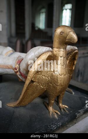 Vergoldeter Adler (Kraft & Ausdauer) zu Fuß von Sir William Bardolphs Grab d1441, kämmerer von Henry VI, St Mary's Church, Dennington, Suffolk, Großbritannien Stockfoto