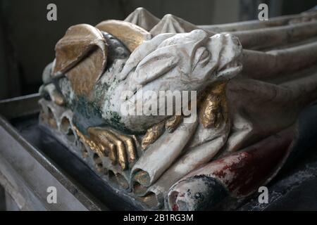 Das Grabmal von Bardolph, geschnitzter Alabaster Wyvern (Symbol für die Ewigkeit) am Fuße von Sir William's Frau. St. Mary's Church, Dennington, Suffolk, Großbritannien Stockfoto