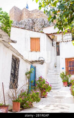 Malerische schmale Straße mit alten Häusern in Anafiotika, Plaka, Athen, Griechenland. Plaka ist eine der wichtigsten Touristenattraktionen Athens. Wunderschön Stockfoto