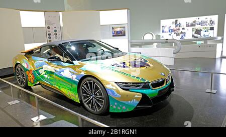 Buntes BMW i8 im BMW Museum, München, Deutschland Stockfoto