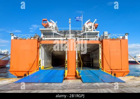 Fährschiff im Seehafen in Piräus, in der Nähe von Athen, Griechenland angedockt. Großes Schiff in einem Meereshafen im Sommer. Laden oder Entladen von Autofähren über einen Hafenpier. Konz Stockfoto