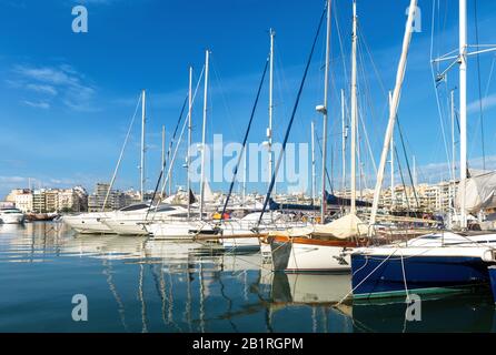 Yachts angedockt im Seehafen in Piräus, Athen, Griechenland. Moderne Segelboote, die in einem schönen Jachthafen geparkt sind. Panoramasicht auf Segelyachten in blauem Wasser. Stockfoto