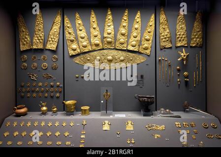 Athen - 7. Mai 2018: Goldschmuck aus Altgriechischen Mykene. Goldene Kronen und andere wertvolle Gegenstände im Archäologischen Nationalmuseum in Athen Stockfoto