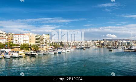 Bucht von Zea oder Pasalimani in Piräus, Athen, Griechenland. Panoramablick auf einen schönen Hafen mit Segelbooten. Panorama der Stadt mit Meereshafen im Summanden Stockfoto