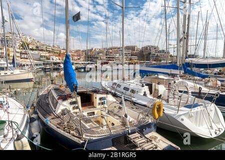 Yachts angedockt im Seehafen in Piräus, Athen, Griechenland. Moderne Segelboote, die im Sommer in einem wunderschönen Yachthafen anlegen. Schöner Blick auf schöne Jachten im Hafen Stockfoto