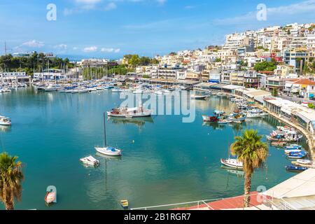 Mikrolimano-Jachthafen in Piräus, Athen, Griechenland. Panoramablick auf den schönen Hafen mit Segelbooten. Landschaft der Stadtküste mit malerischem Meereshafen. Stockfoto