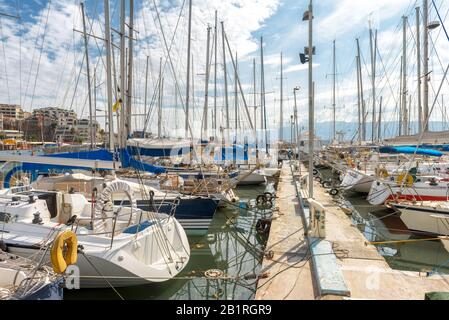 Yachts angedockt im Seehafen in Piräus, Athen, Griechenland. Moderne Segelboote, die im Sommer in einem wunderschönen Yachthafen anlegen. Schöner Blick auf schöne Jachten im Hafen Stockfoto