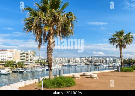 Bucht von Zea oder Pasalimani in Piräus, Athen, Griechenland. Schöner Blick auf einen schönen Hafen mit Palmen und Segelbooten. Panorama der Stadt mit Meer p Stockfoto