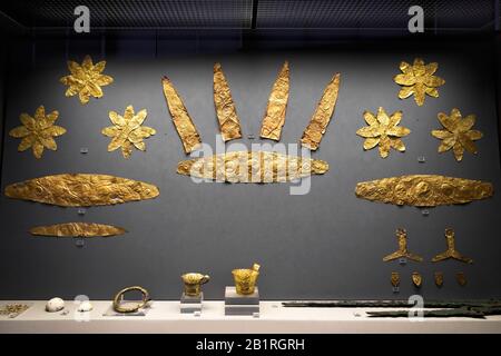 Athen - 7. Mai 2018: Goldschmuck aus Altgriechischen Mykene. Goldene Kronen und andere wertvolle Gegenstände im Archäologischen Nationalmuseum in Athen Stockfoto