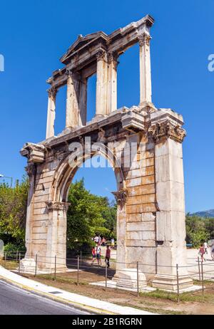 Hadrianstor oder Hadriansbogen, Athen, Griechenland. Es ist eines der wichtigsten Wahrzeichen Athens. Berühmtes Altgriechisches Denkmal im Athener Zentrum. Rema Stockfoto