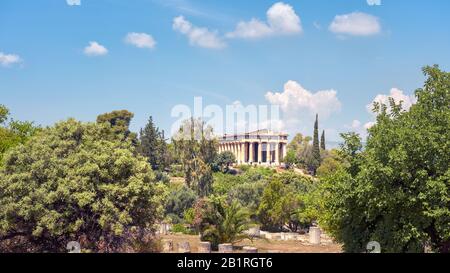 Landschaft von Athen, Griechenland. Tempel des Hephaestus in der Agora im Sommer. Es ist eine berühmte Touristenattraktion Athens. Panorama der Antiken griechischen Ruinen Stockfoto