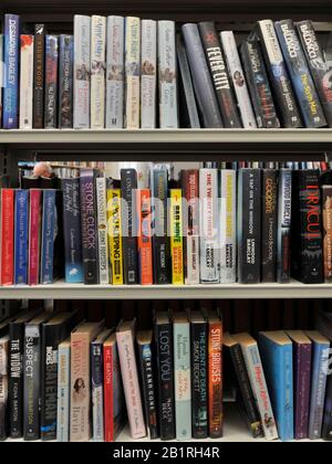 Bücherregal in der Saltcoats Library, North Ayrshire, Schottland. Stockfoto