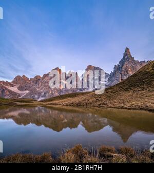 Abenddämmerung Herbst Alpine Bergwelt, Trient, Italien. Blick auf den See oder Laghetto Baita Segantini. Malerisches Reisen, saisonal, Natur Stockfoto