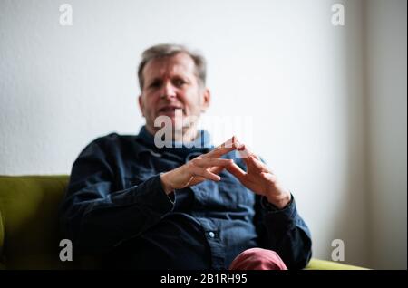 Mainz, Deutschland. Februar 2020. Gerhard Trabert, Sozialmediziner, sitzt während der Redaktionssitzung mit der Deutschen Presse-Agentur auf dem grünen Sofa. Kredit: Andreas Arnold / dpa / Alamy Live News Stockfoto