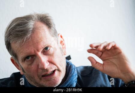 Mainz, Deutschland. Februar 2020. Gerhard Trabert, Sozialmediziner, sitzt während der Redaktionssitzung mit der Deutschen Presse-Agentur auf dem grünen Sofa. Kredit: Andreas Arnold / dpa / Alamy Live News Stockfoto