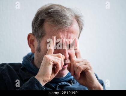 Mainz, Deutschland. Februar 2020. Gerhard Trabert, Sozialmediziner, sitzt während der Redaktionssitzung mit der Deutschen Presse-Agentur auf dem grünen Sofa. Kredit: Andreas Arnold / dpa / Alamy Live News Stockfoto