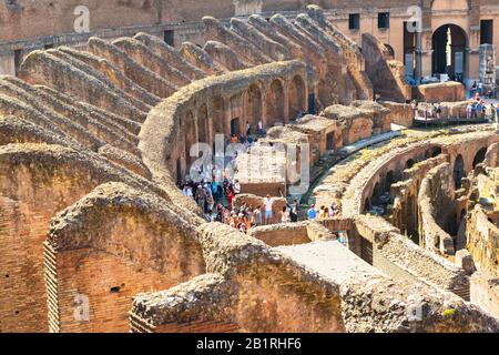 ROM - 10. MAI: Inside Colosseum am 10. Mai 2014 in Rom, Italien. TheColosseum ist ein wichtiges Denkmal der Antike und zählt zu den wichtigsten Touristenattraktionen Stockfoto
