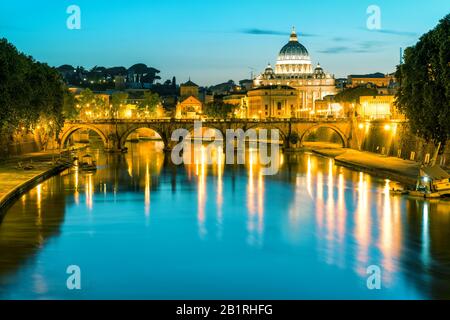 Nachtansicht im Petersdom in Rom, Italien Stockfoto