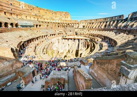 ROM - 10. MAI: Kolosseum (Kolosseum) am 10. Mai 2014 in Rom, Italien. Das Kolosseum ist ein wichtiges Denkmal der Antike und zählt zu den Haupttouristen Stockfoto