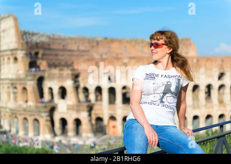 Junge Touristin in der Nähe des Kolosseum, Rom. Das Kolosseum ist ein wichtiges Denkmal der Antike und berühmter Touristenattraktion Roms. Stockfoto