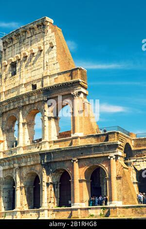 ROM - 10. MAI: Das Kolosseum am 10. Mai 2014 in Rom, Italien. Das Kolosseum ist ein wichtiges Denkmal der Antike und gehört zu den wichtigsten Stockfoto