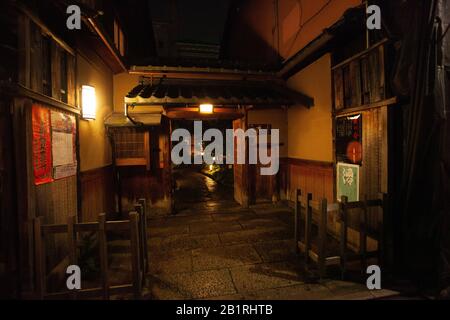 Historisches Stadtzentrum von Kyoto, Japan nachts Stockfoto
